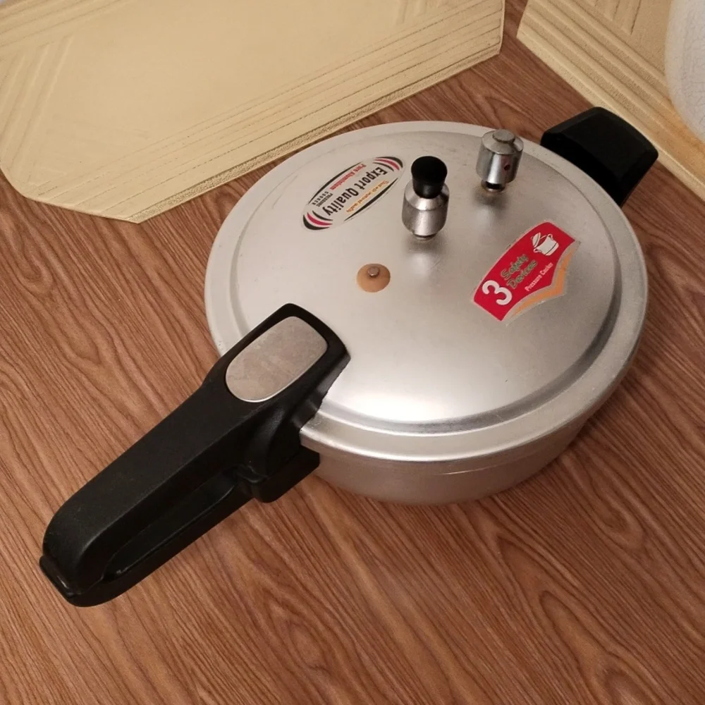 4 Qt Aluminum Pressure Cooker with Safety Valve & Locking Lid